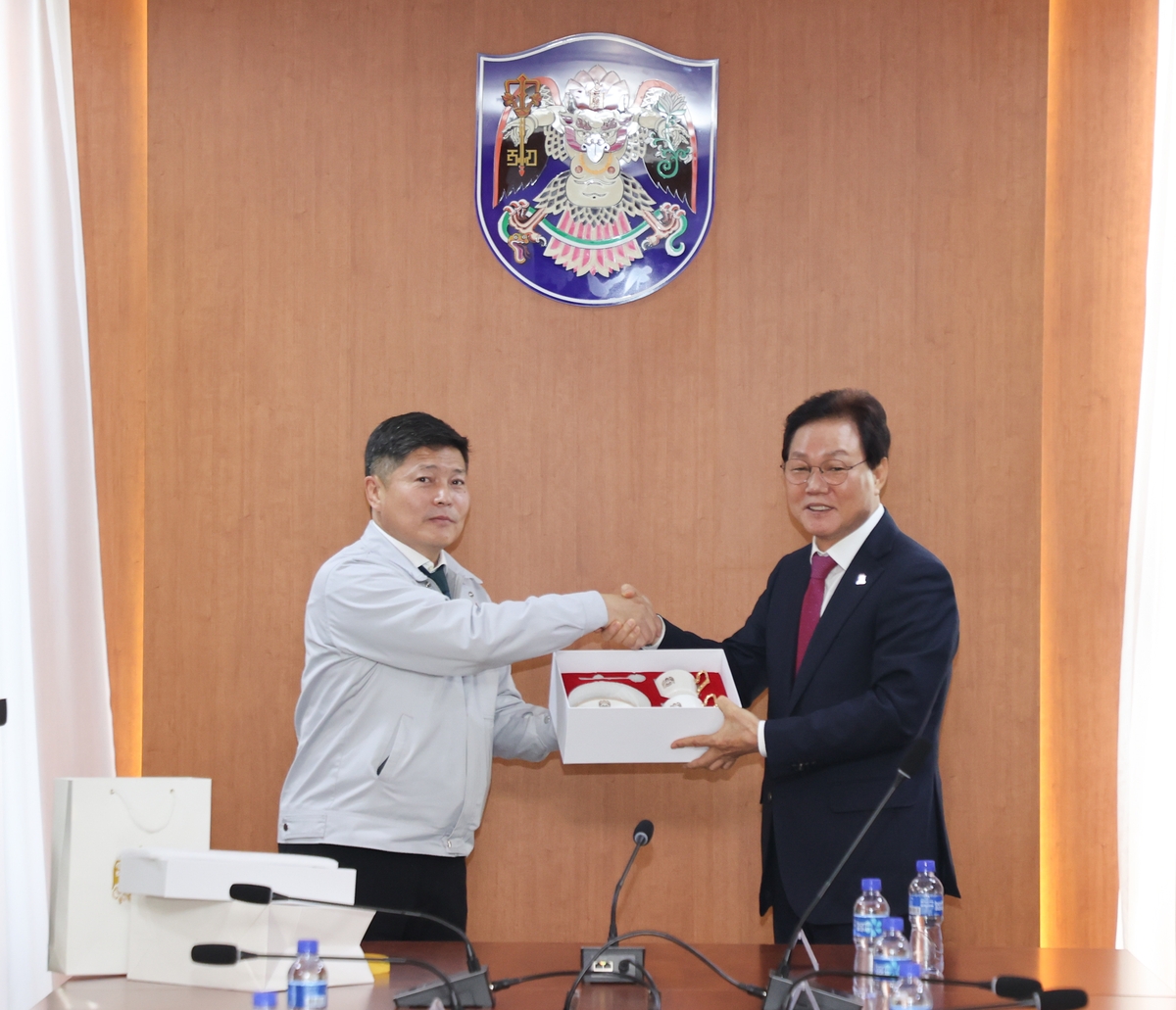 몽골 울란바토르 시장과 기념촬영하는 박완수 경남지사(오른쪽)