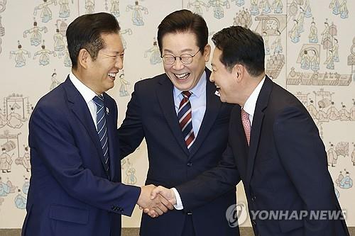 앞에선 악수, 돌아서면 공방