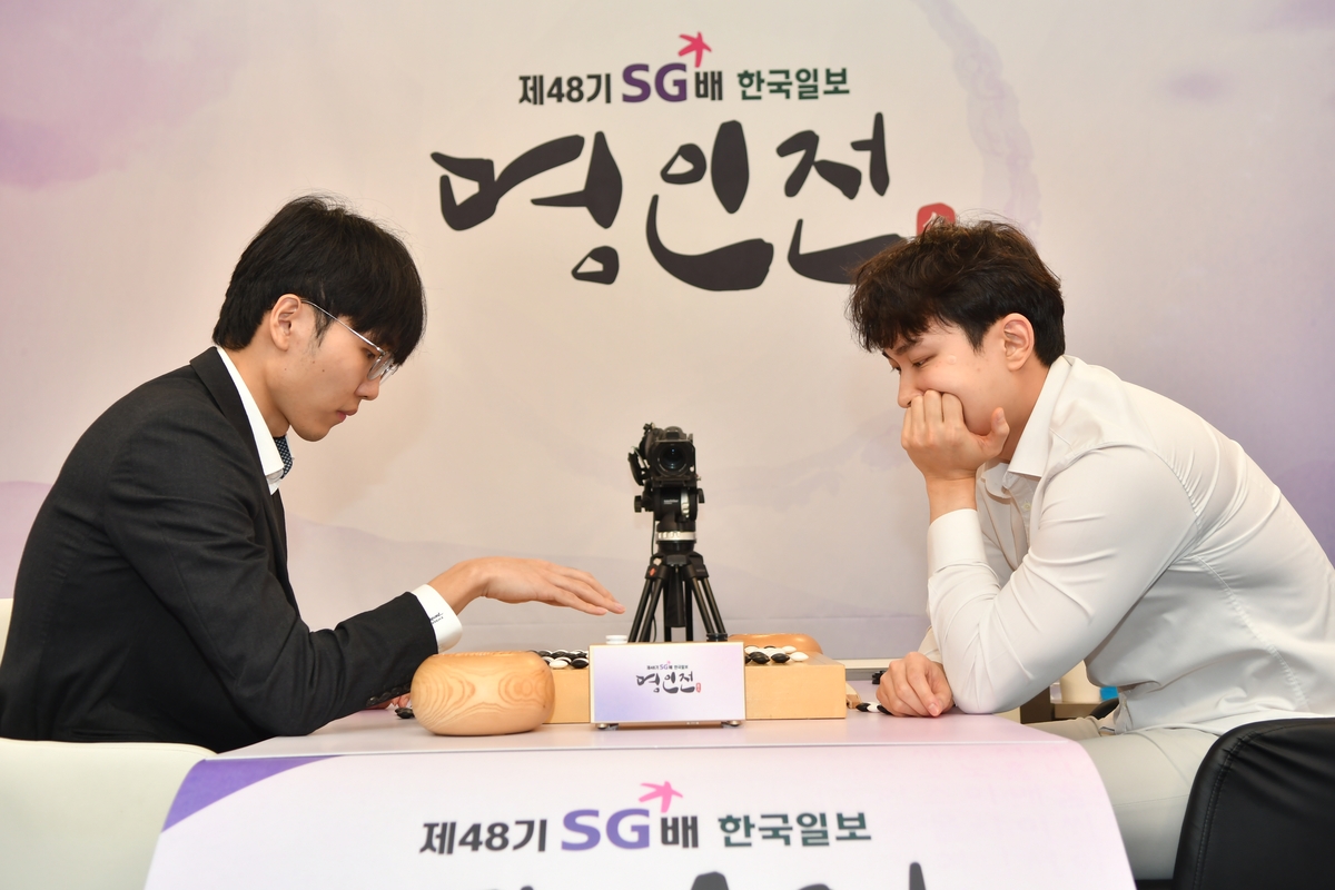 대국 후 복기하는 신진서(왼쪽)와 박정환