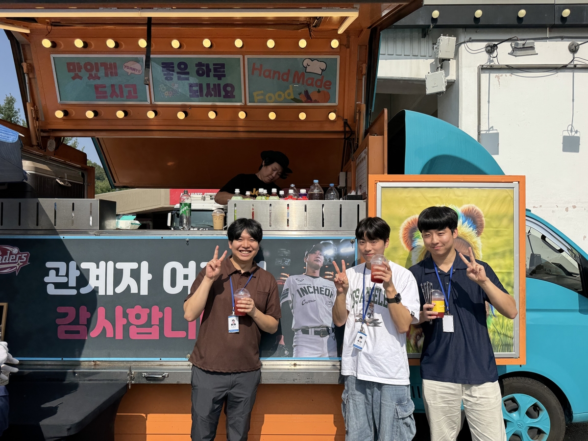 SSG 주장 김광현, 야구장 관리 인력 100명에게 커피 선물