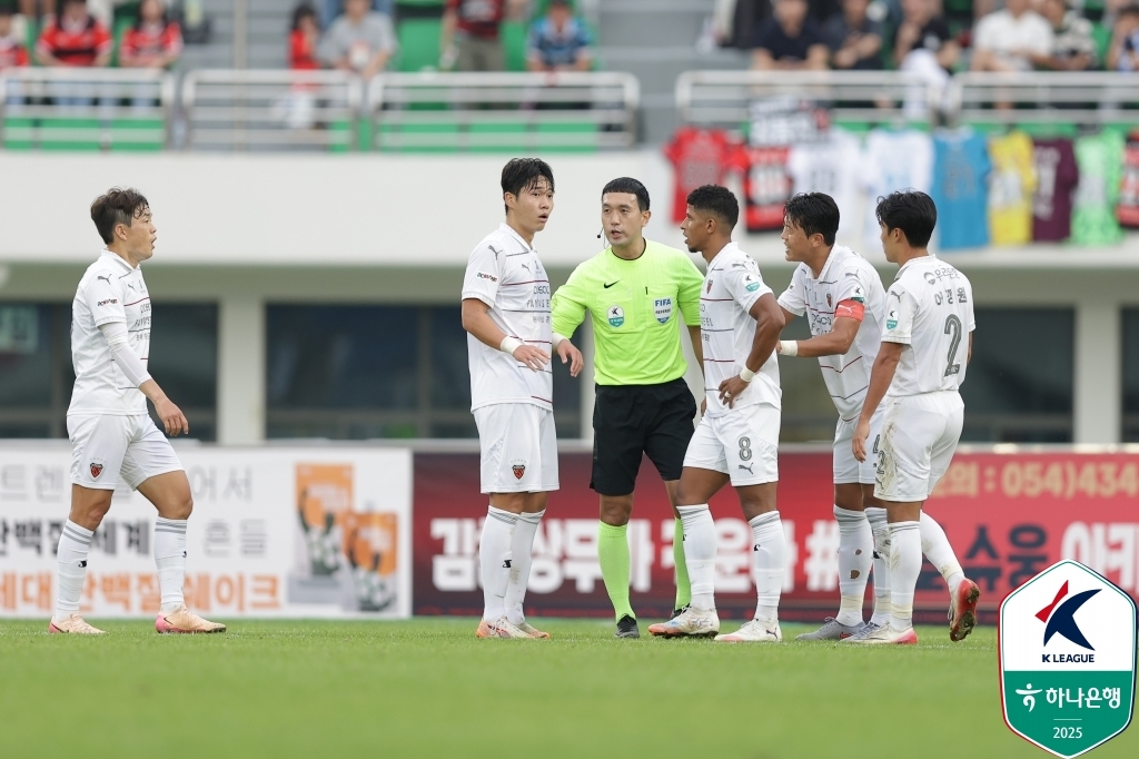 퇴장 명령을 받은 포항 이동희.