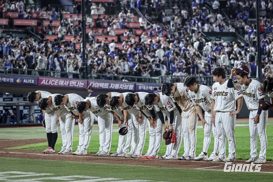 관중들에게 인사하는 롯데 선수단