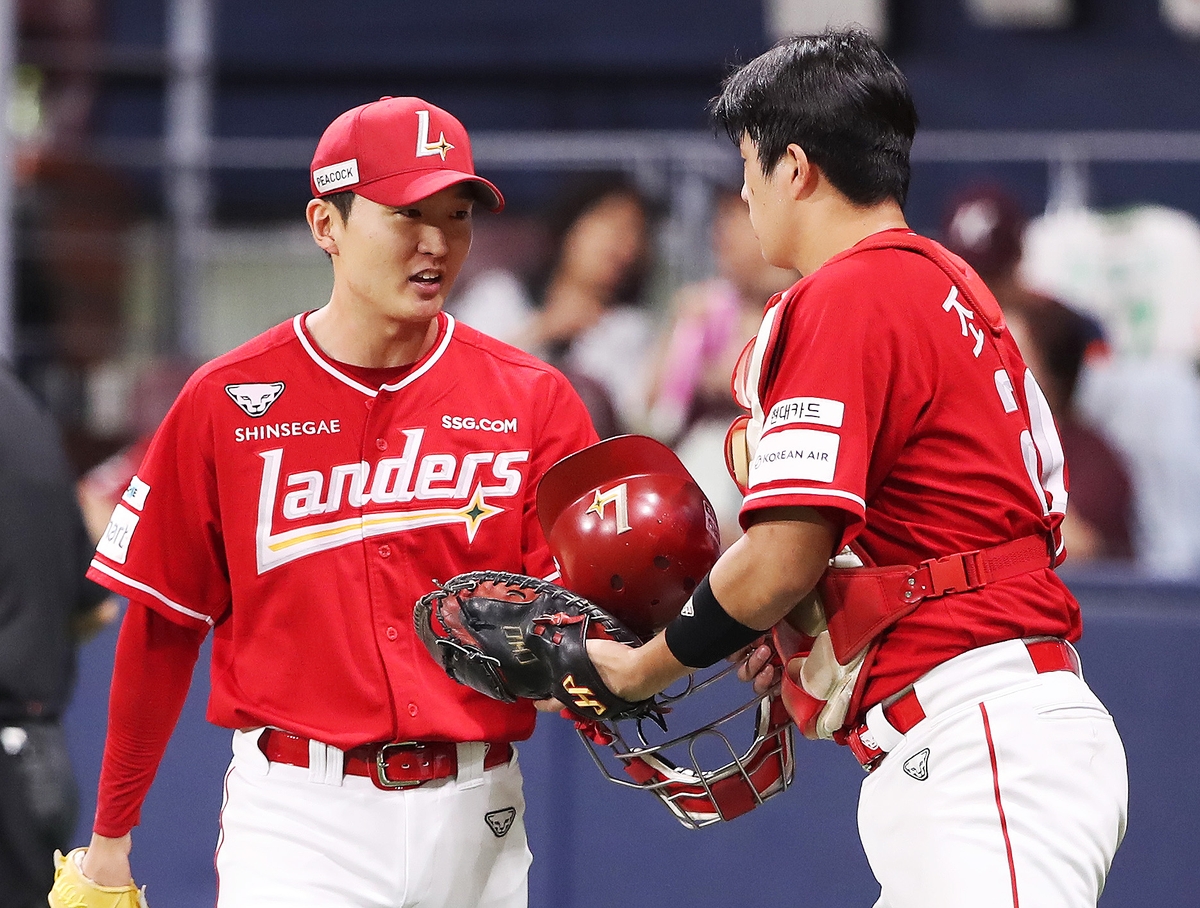 SSG 김건우(왼쪽)와 조형우