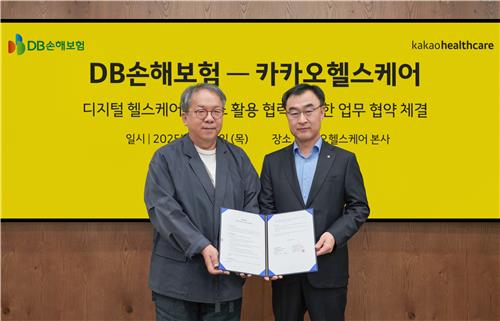 황희 카카오헬스케어 대표이사(사진 왼쪽)와 박성식 DB손해보험 고객상품전략실 부사장 [카카오헬스케어 제공]