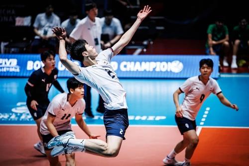 U-19 세계선수권에서 스파이크하는 이준호(중앙)