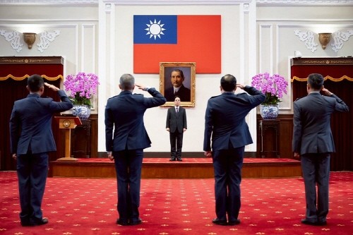 군 장성 진급식 신고를 받는 라이칭더 대만 총통(가운데)