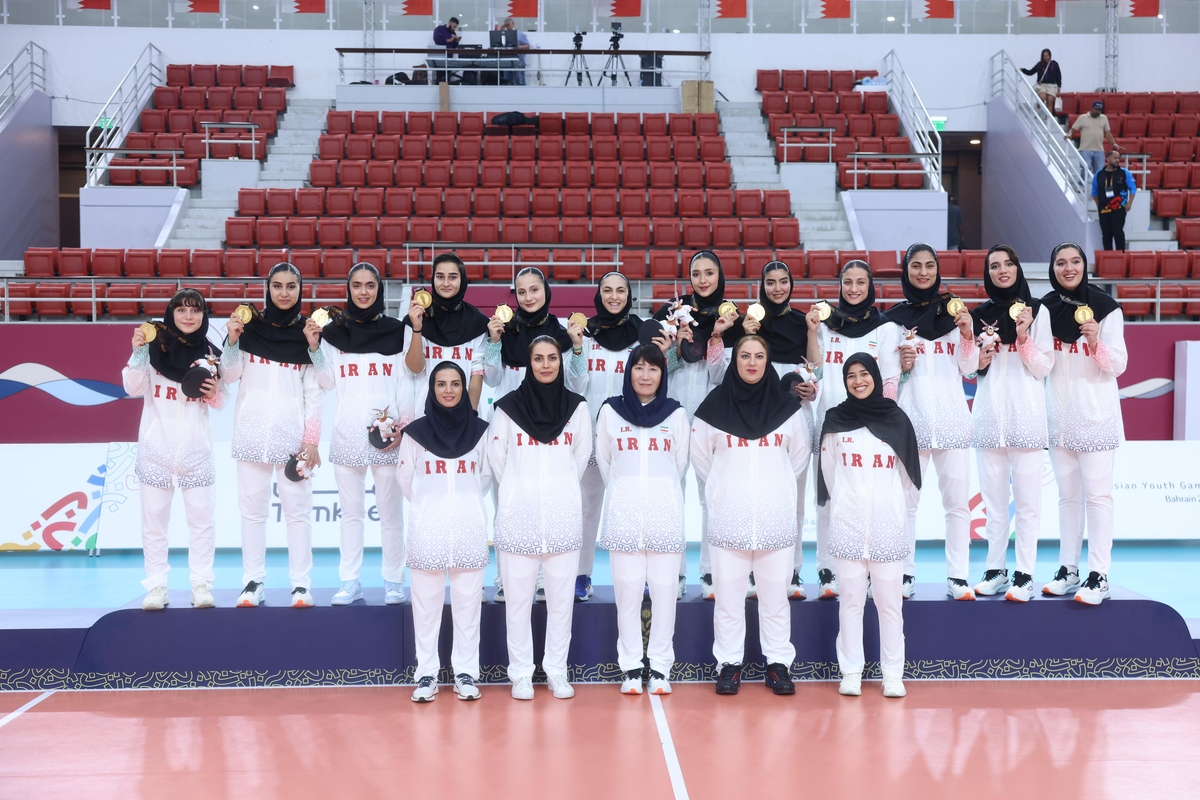 바레인 아시아청소년대회서 우승한 이란 여자배구 U-18 대표팀과 이도희 감독