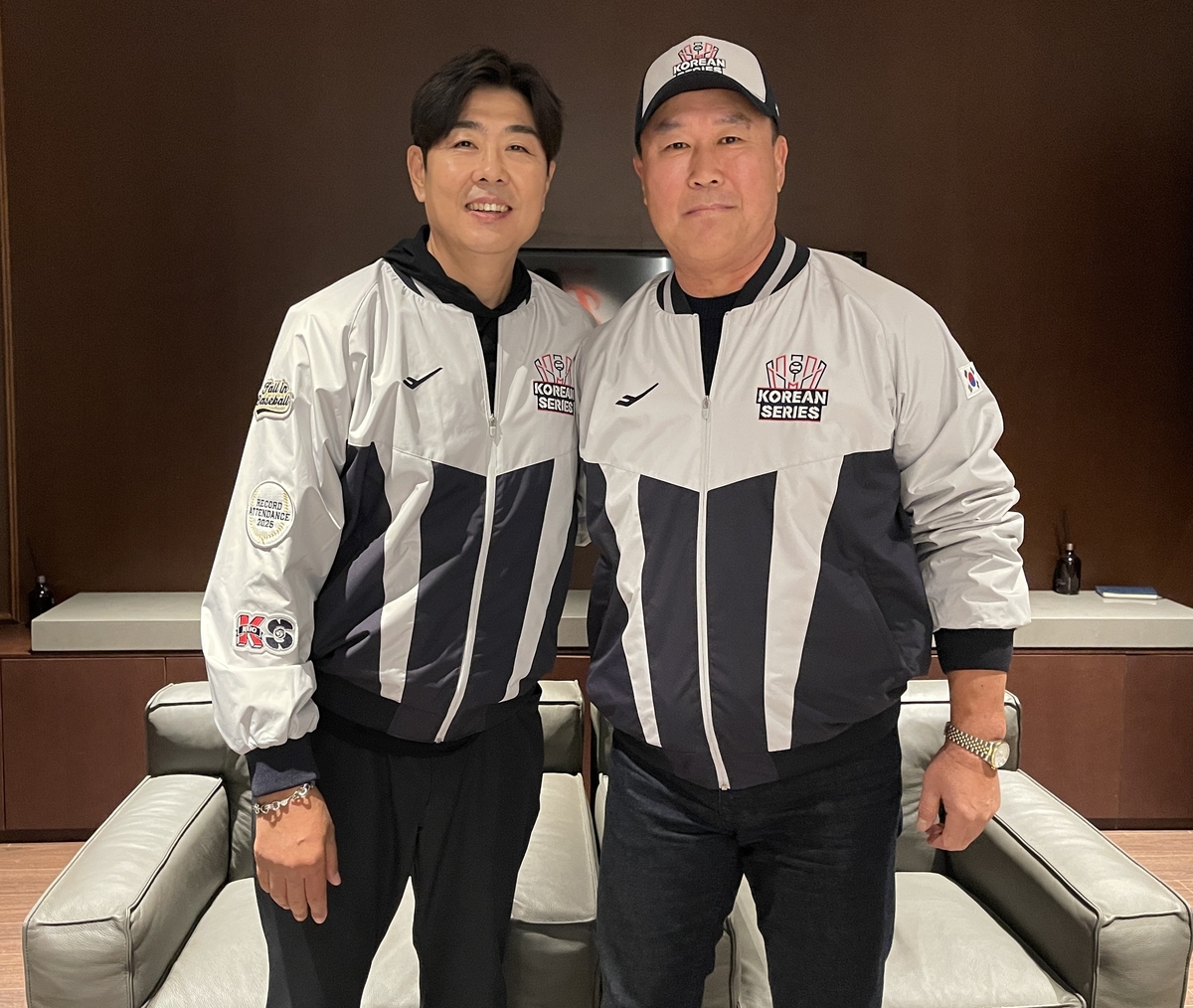 5차전 시구·시타 정민철·장종훈 "한화, 팬에게 기쁨 준 시즌"