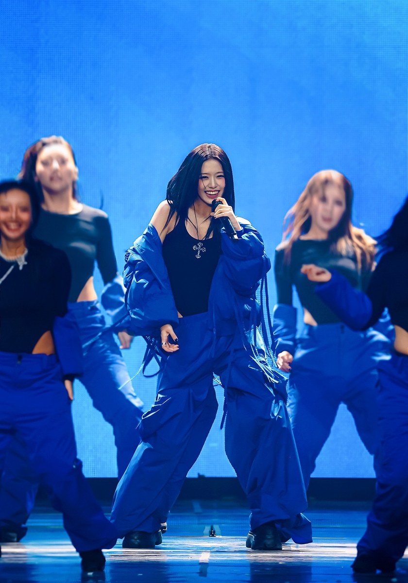 안유진 솔로곡 '포스' 공연사진