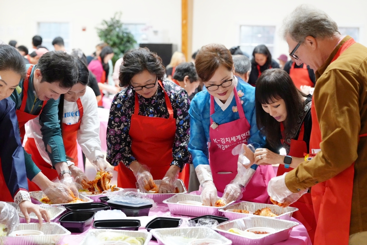'2024 김치의 날 축제'서 김치를 담그는 참가자들