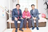 횡성군, 100세 어르신 8명에게 장수 지팡이 '청려장' 전달