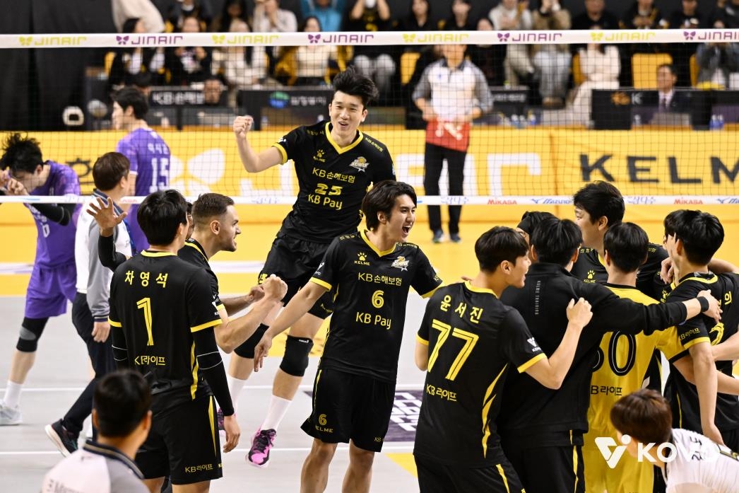 환호하는 KB손해보험 선수단