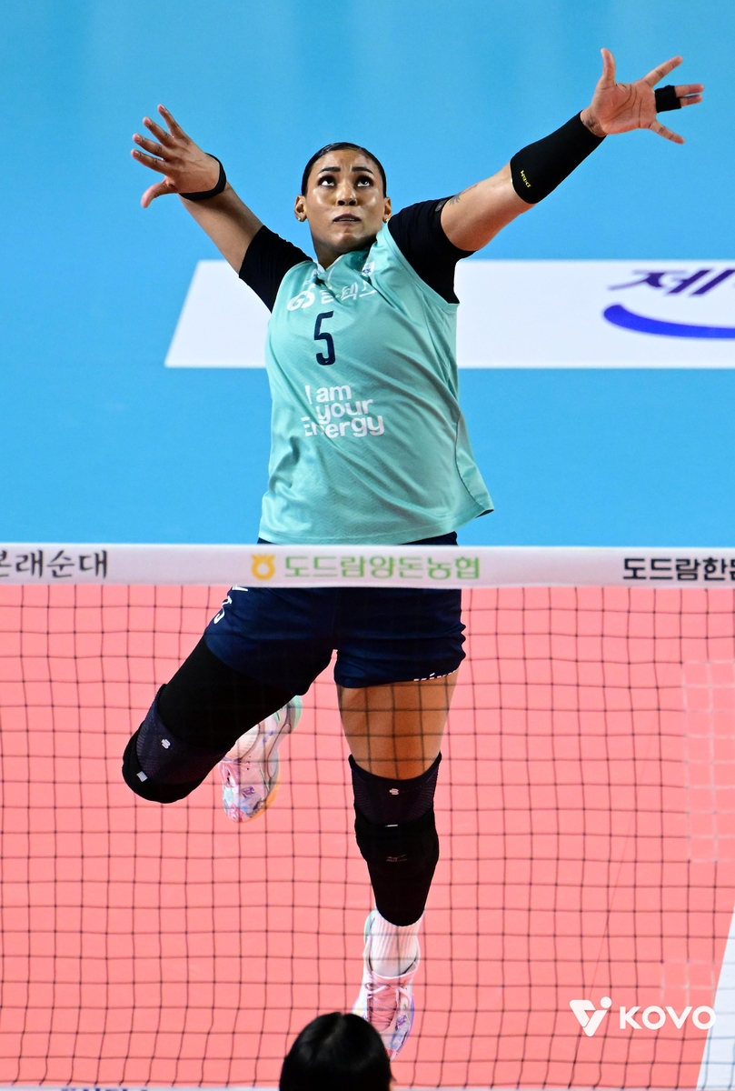 스파이크하는 GS칼텍스의 실바