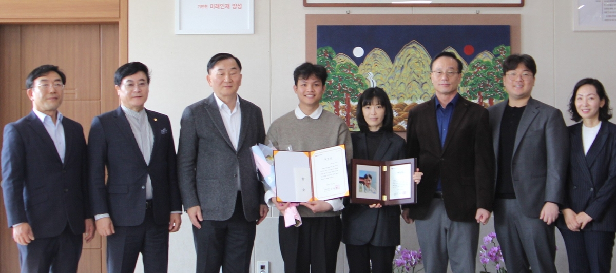 익수자 구조로 의인상 받은 람바오응옥씨