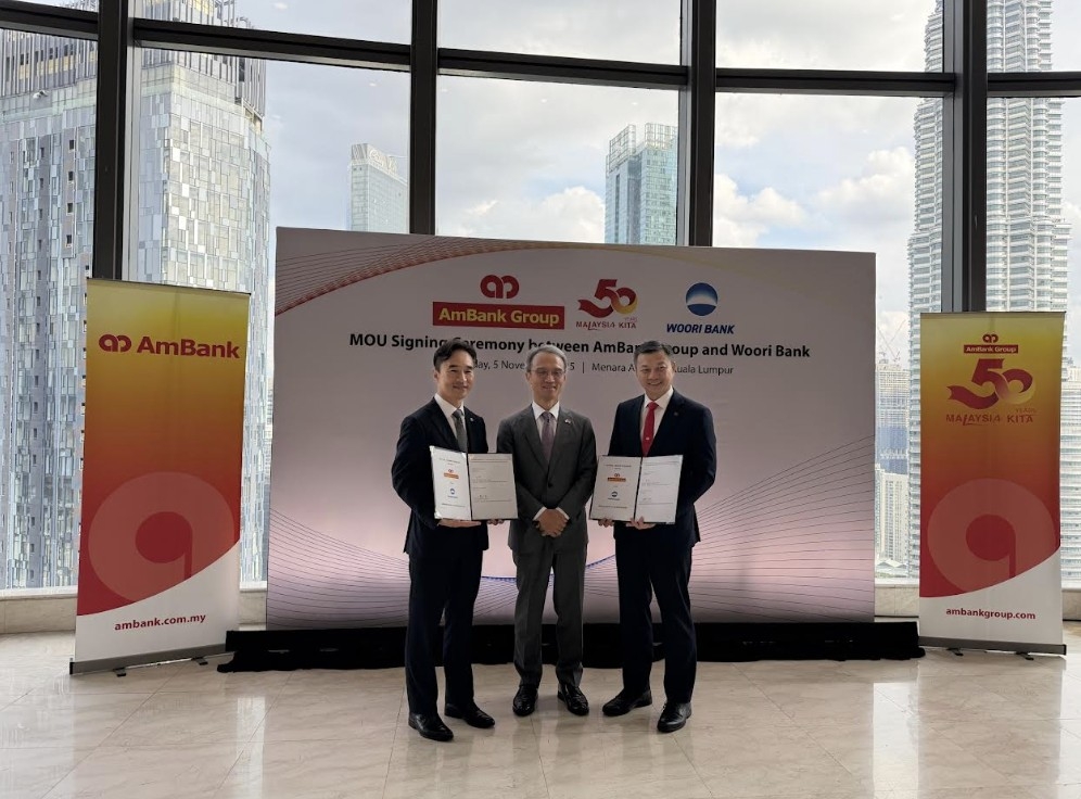 (왼쪽부터) 류형진 우리은행 글로벌그룹장, 여승배 주말레이시아대한민국대사, 크리스토퍼 얍 AmBank 부행장이 지난 5일 말레시이아 쿠알라룸푸르의 AmBank 본사에서 업무협약을 체결한 뒤 기념사진을 촬영하고 있다. [우리은행 제공]