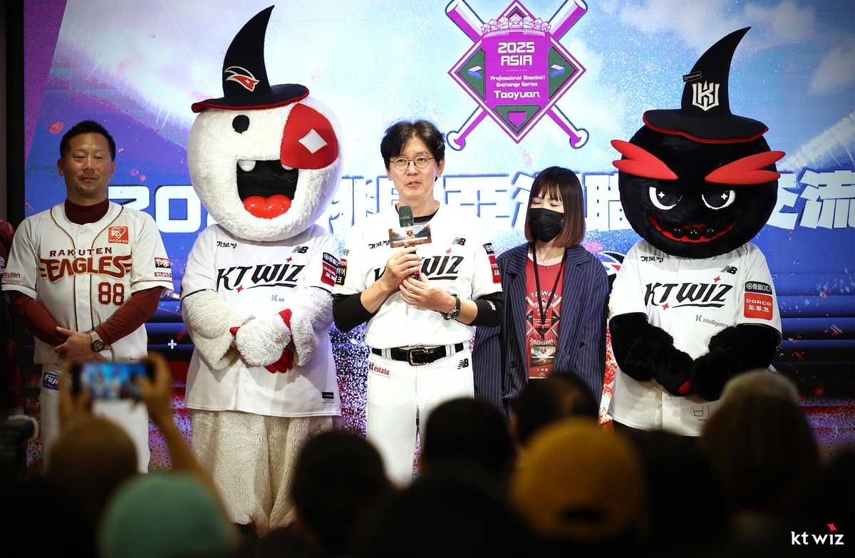 소감 밝히는 이강철 감독