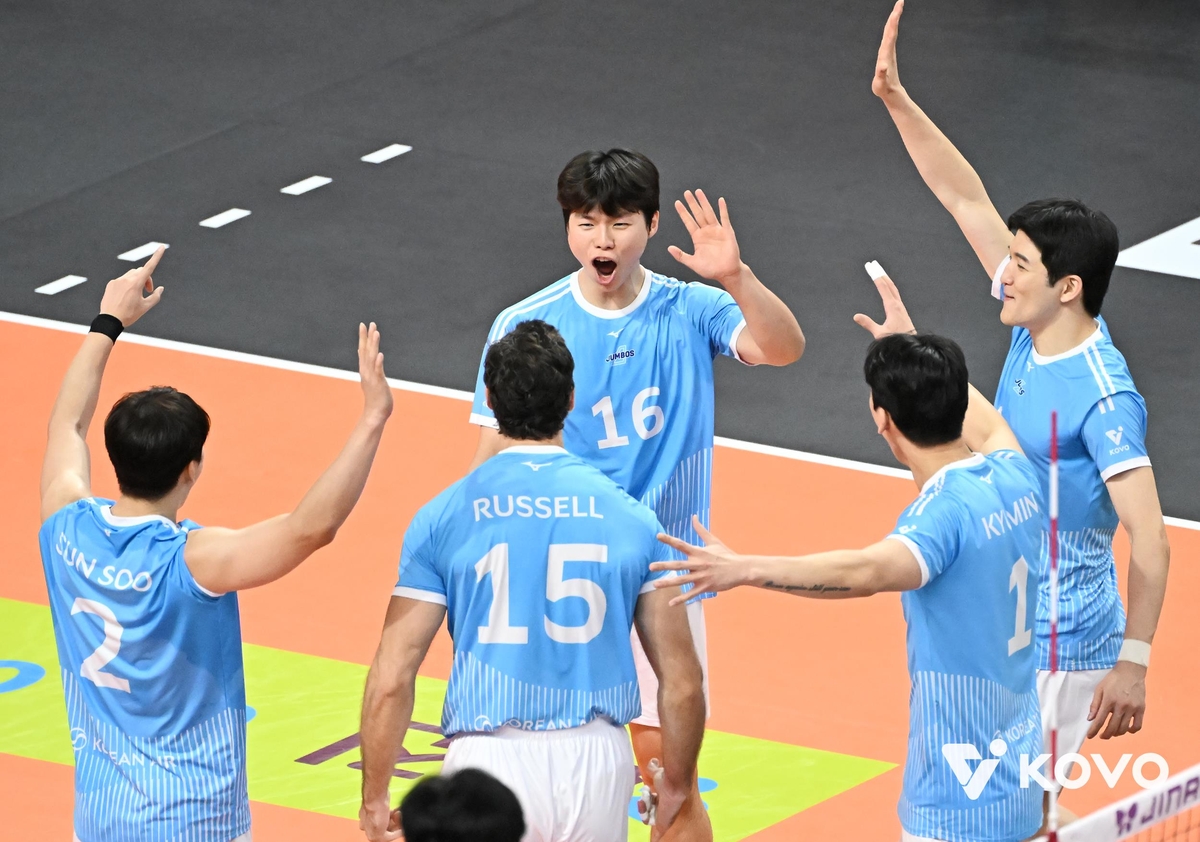 '러셀 34점' 대한항공, OK 부산 개막전서 완승으로 선두 도약