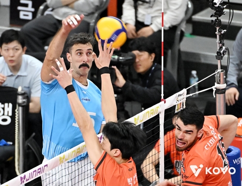 공격하는 대한항공의 외국인 주포 카일 러셀(왼쪽)