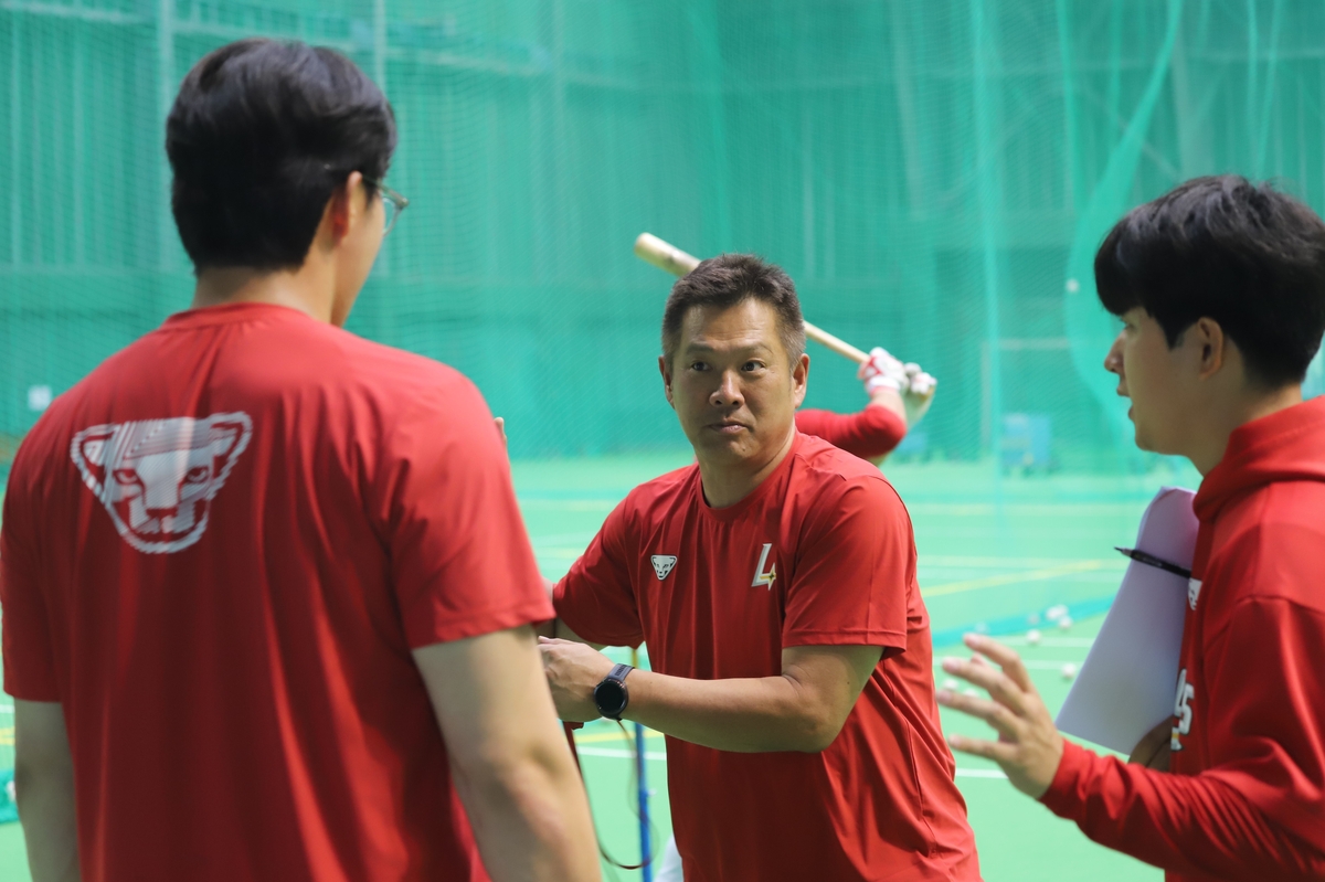 진지한 표정으로 선수 질문에 답하는 야마사키 다케시 인스트럭터