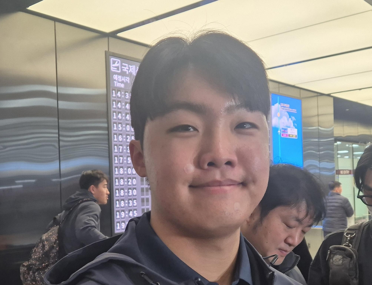 미소 짓는 정우주