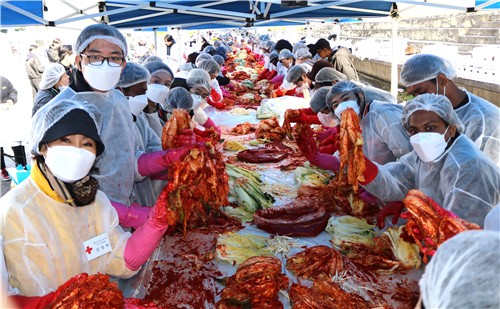 한서대 외국인 유학생 인삼 김장김치 나눔 현장 사진