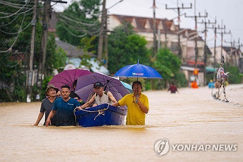 보트 타고 대피하는 태국 핫야이시 주민들
