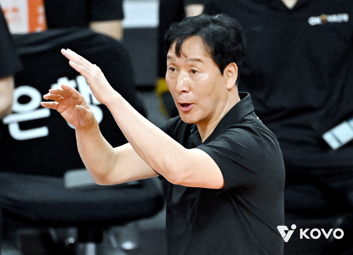 OK저축은행, 삼성화재 꺾고 5위 도약…신영철 감독 '300승'