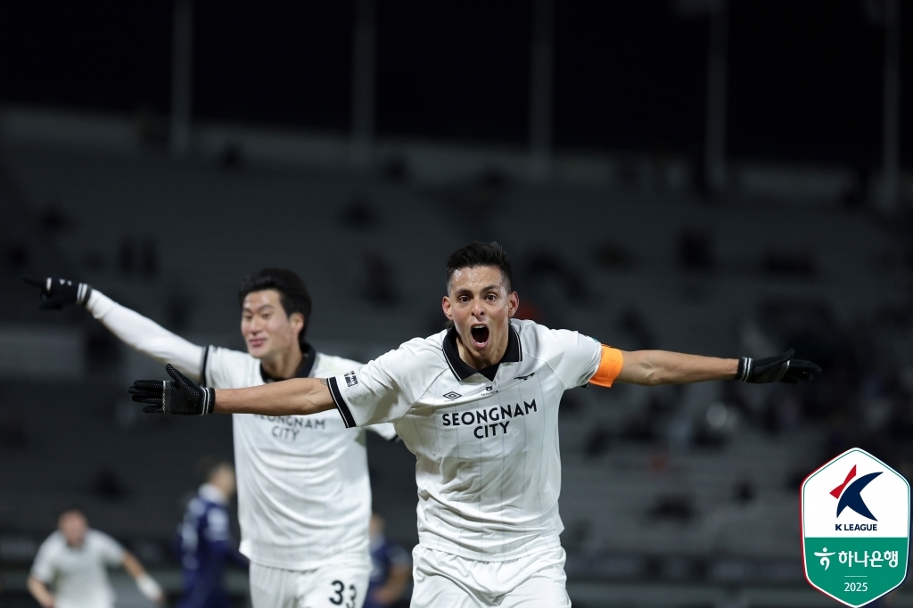 득점 후 기뻐하는 후이즈