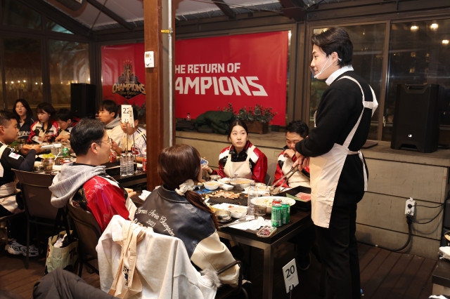 통합우승 BBQ 파티에서 고기를 굽는 임찬규 '매니저'