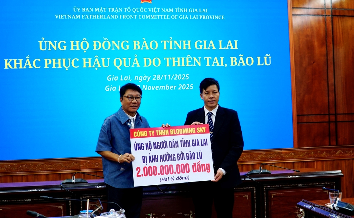 잘라이성에 성금 전달하는 이수만