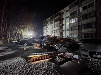 속초서 강풍에 날아든 지붕 구조물에 주차장 차량 6대 파손