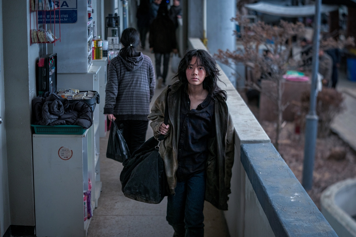 속이고 도망쳐 살아남아라…미래 사회, 생존 분투 그린 영화들