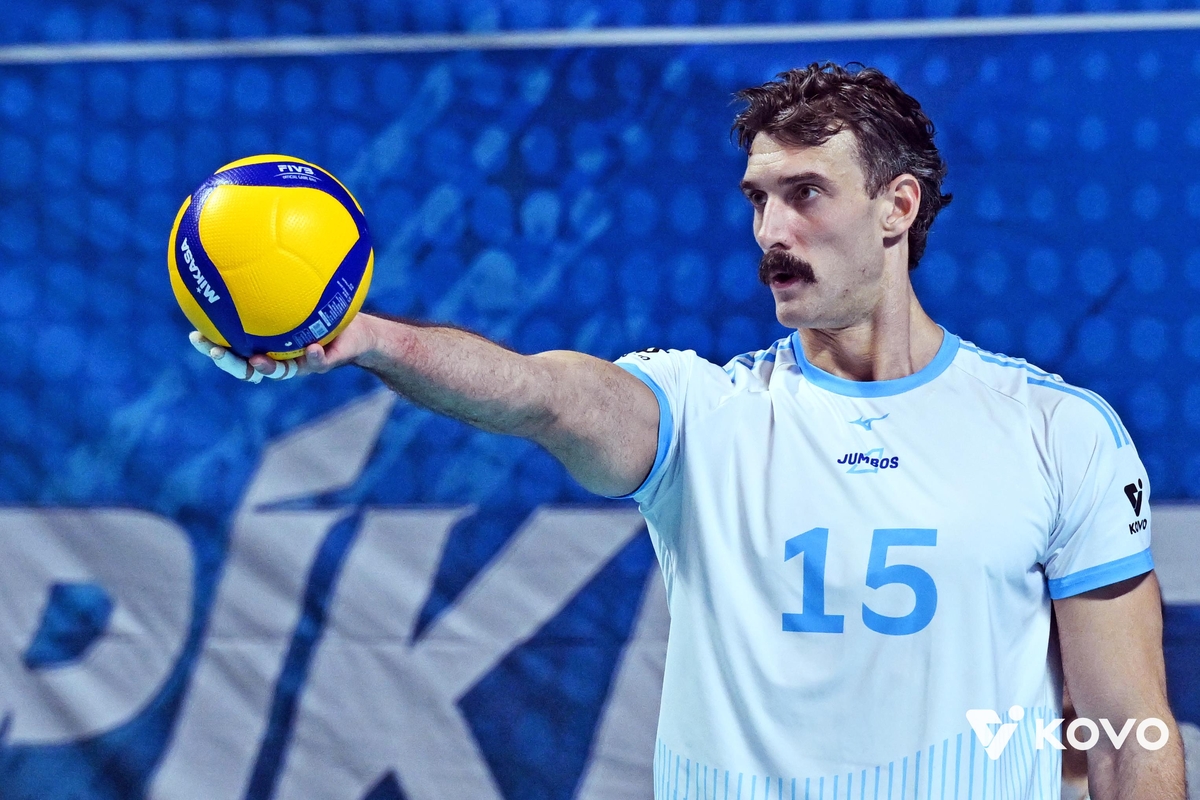 서브 준비하는 대한항공의 러셀