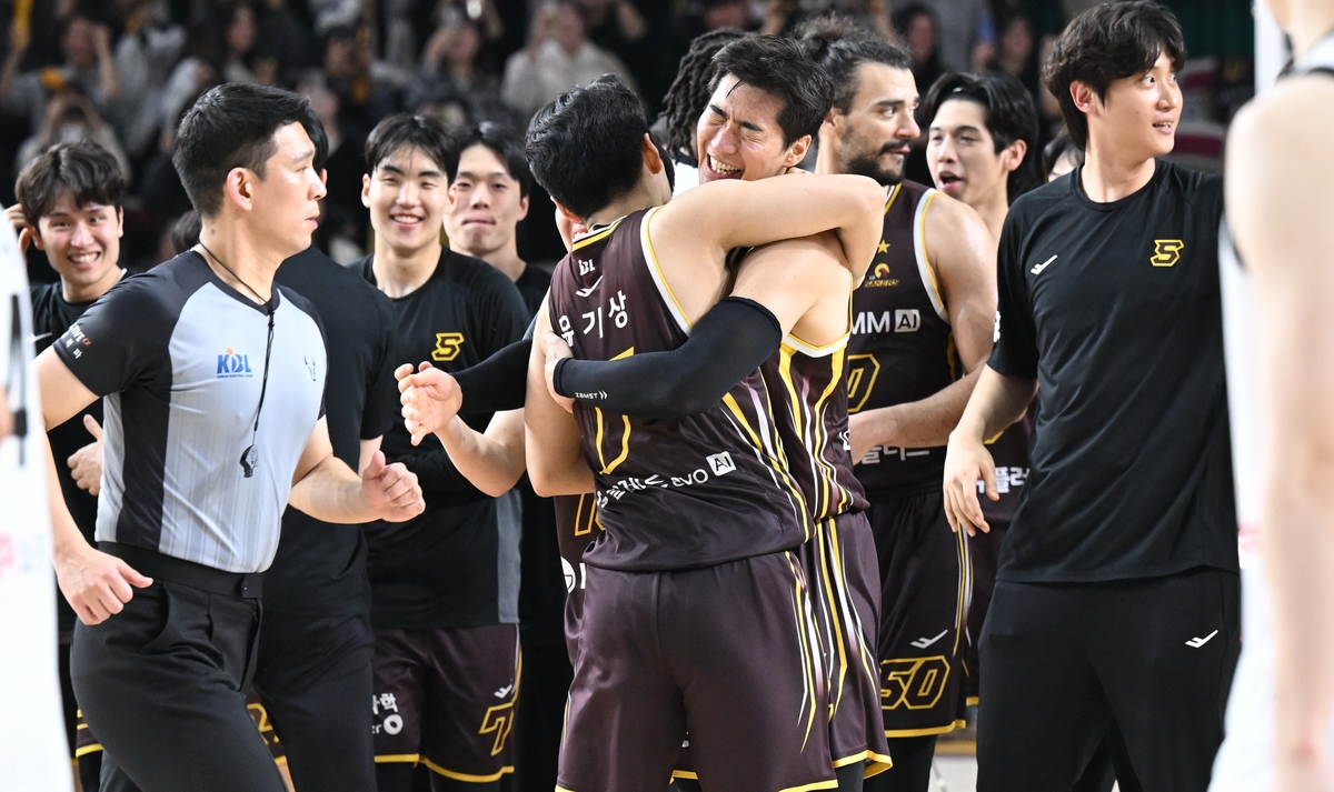 프로농구 LG, 17점 차 뒤집고 kt 제압…2연승 선두 질주(종합)