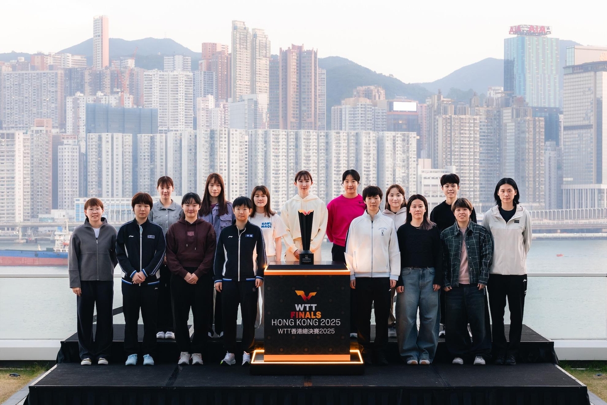  WTT 파이널스 홍콩 조 추첨식에 참석한 신유빈(뒷줄 중앙 오른쪽 붉은 계열 옷)