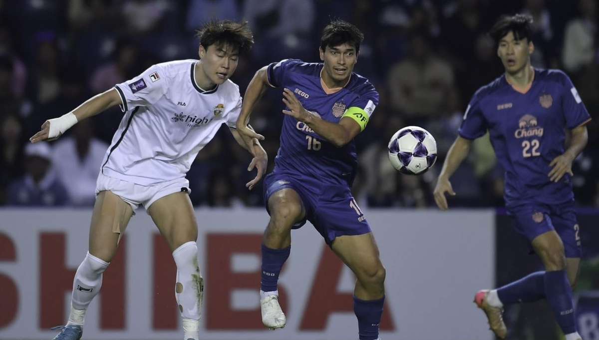 강원FC와 부리람 유나이티드의 경기 장면