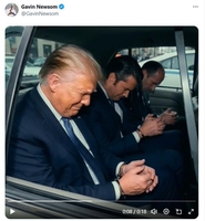 美 대권 잠룡 뉴섬, 수갑찬 트럼프 AI영상 올려 조롱