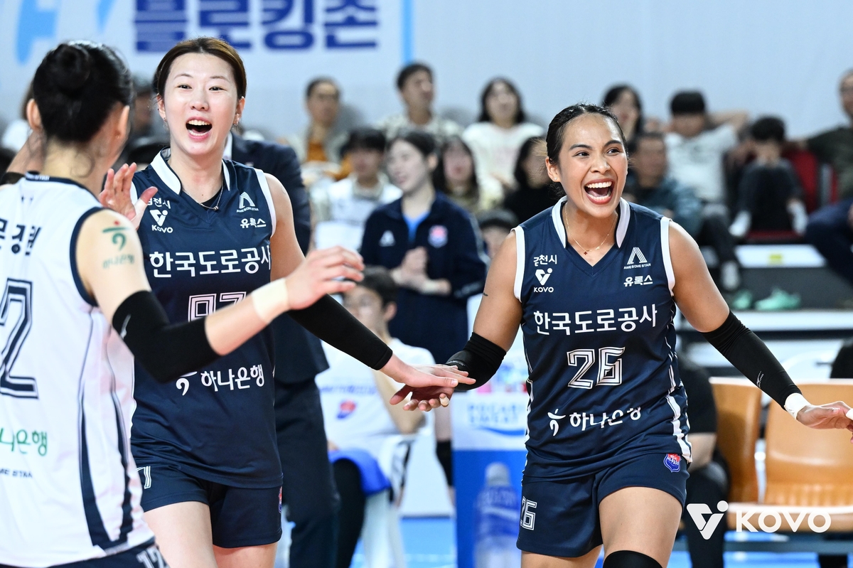 득점 후 기뻐하는 도로공사의 강소휘(중앙)과 타나차