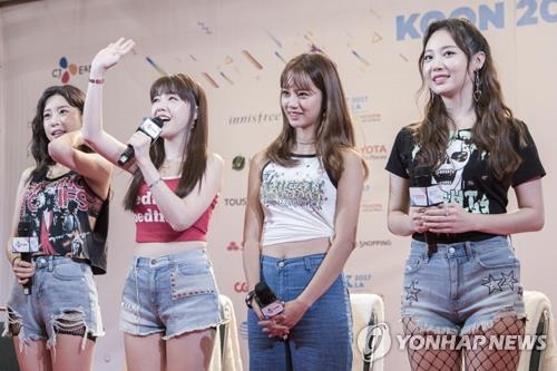 En la imagen, proporcionada por CJ E&M, se muestra al grupo de música K-pop Girl's Day saludando a sus fans durante la KCON LA 2017.