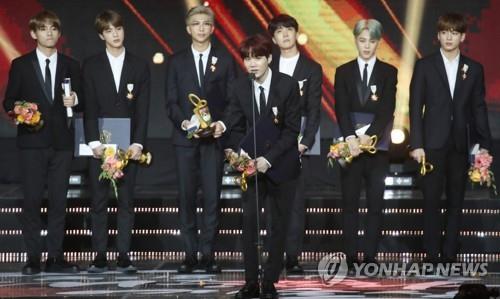 Esta foto, tomada el 24 de octubre de 2018, muestra al grupo de K-pop BTS recibiendo una medalla cultural del Gobierno surcoreano por su contribución a la promoción de la cultura surcoreana en todo el mundo.