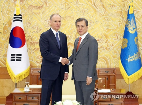 Moon dice que la cumbre entre Corea del Norte y Rusia ayudará a promover la paz regional