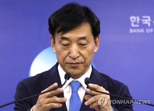 El gobernador del Banco de Corea, Lee Ju-yeol, celebra una conferencia de prensa, el 18 de julio de 2019, en Seúl, después de que el banco central rebajase el tipo de interés oficial en 0,25 puntos porcentuales, al 1,5 por ciento, en una medida sorpresa orientada a apoyar el crecimiento económico.