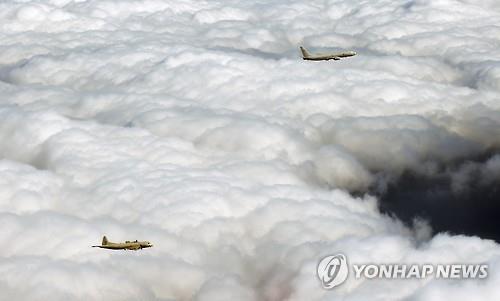 La foto, proporcionada por la Armada surcoreana el 17 de febrero de 2016, muestra a su aeronave de patrulla, P-3, y el P-8 de la Armada de EE. UU., realizando un ejercicio antisubmarino conjunto. (Prohibida su reventa y archivo)