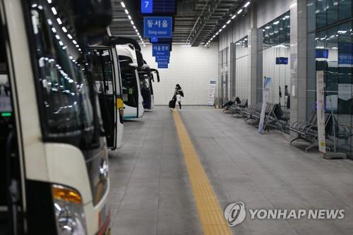 Una parada de autobuses en una estación de trenes está casi desierta, el 4 de marzo de 2020, en la ciudad sudoriental de Daegu, ya que las personas evitan salir en medio de la propagación del nuevo coronavirus.