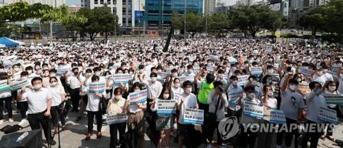 Los miembros de la Asociación Médica de Corea del Sur (KMA, según sus siglas en inglés) se reúnen en Yeouido, el 14 de agosto de 2020, en protesta contra el plan gubernamental de reforma médica.