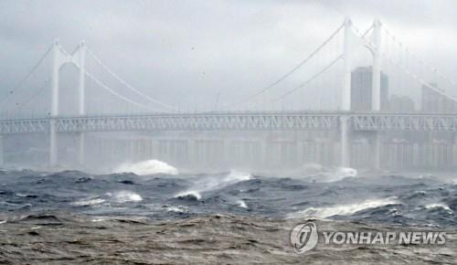 (AMPLIACIÓN) El tifón Haishen se escapa atravesando las ciudades costeras sudorientales y deja un desaparecido