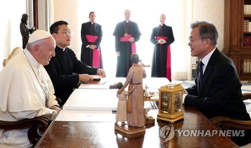 La foto de archivo, muestra al papa Francisco (primero por la izda.), reuniéndose con el presidente surcoreano, Moon Jae-in (dcha.), durante su visita oficial al Vaticano, en octubre de 2018.