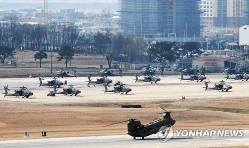 La foto de archivo, tomada el 27 de febrero de 2020, muestra unos helicópteros de las Fuerzas Armadas Estadounidenses en Corea del Sur, en el Campamento Humphreys de EE. UU., en Pyeongtaek, a 70 kilómetros al sur de Seúl.