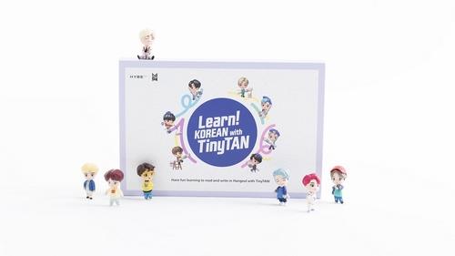 La imagen, proporcionada por Hybe Edu, muestra el kit de aprendizaje de idioma coreano "Learn! Korean with TinyTAN", el cual contiene materiales que involucran a los integrantes de BTS. (Prohibida su reventa y archivo)