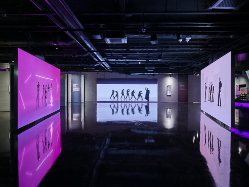 La foto, proporcionada por Hybe Insight, muestra el museo musical, en el centro de Seúl, que está dedicado a los fanes y artistas de Hybe. (Prohibida su reventa y archivo)